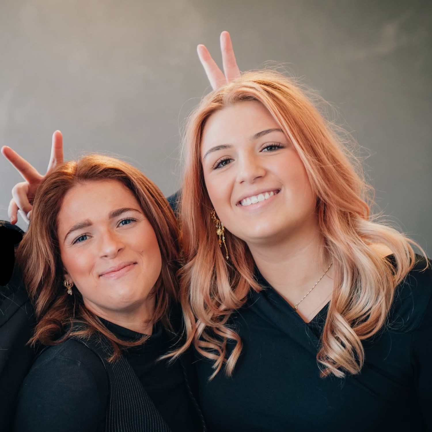 Frida og Luna — frisørelever hos HairSmile